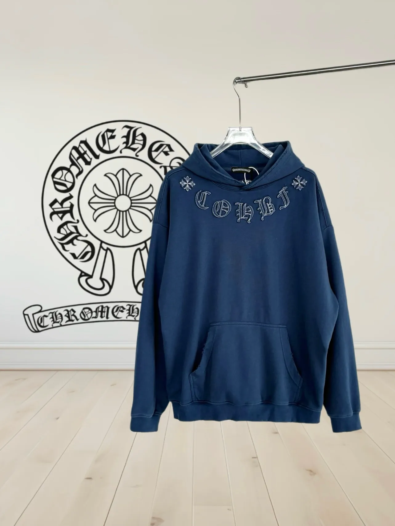 P340 [Higher version] Chrome Hearts*Chrome heart patch embroidered horseshoe logo‼ ️Hooded sweatshirt *Made of 430g pure cotton sweatshirt fabric with double yarns. The fabric is woven with double yarns and twisted together. The strength is 40% higher than that of single yarns, forming a three-dimensional texture similar to the texture of tripe. It not only maintains the moisture absorption and breathability of pure cotton, but also achieves "softness and not collapse" through double yarn thickening. The whole strip of Maliu scanning spray technology uses the washing process to produce a natural fading effect in parts, and the os version has a more lazy and loose feeling. *Laser burnt patch embroidery➕Frayed process: micro-label on the chest patch, large logo horseshoe pattern on the back, heavy laser burnt three-dimensional patch embroidery pattern design, washed and frayed, and the overall garment presents a lazy style. *Whether it is daily outings or sports and fitness, you can show your trendy attitude and become the focus of the street. Same style for men and women 𝐂𝐎𝐋𝐎𝐔𝐑: white, blue, black 𝐒𝐈𝐙𝐄: S-XL